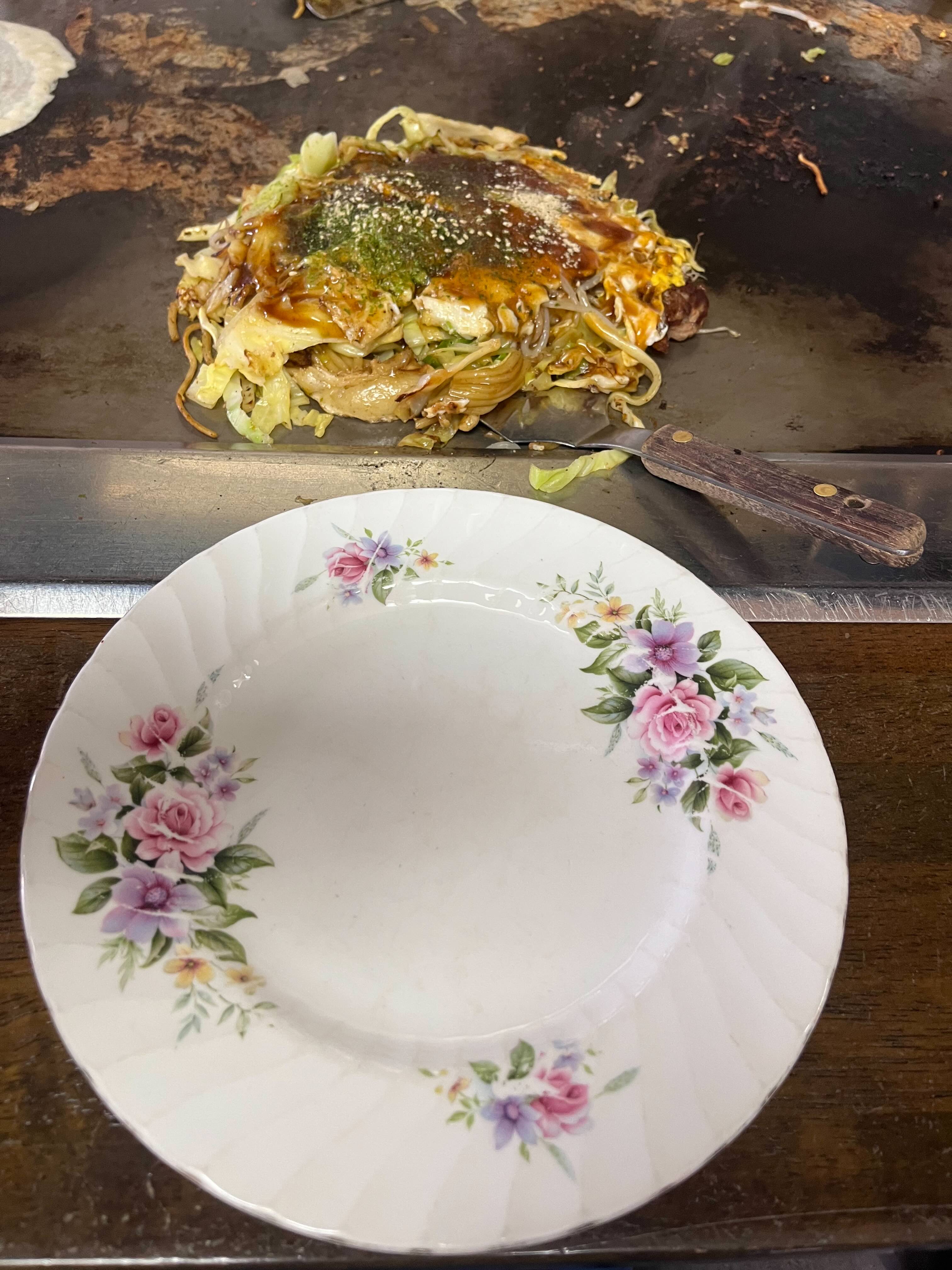 Okonomiyaki sur la plaque
